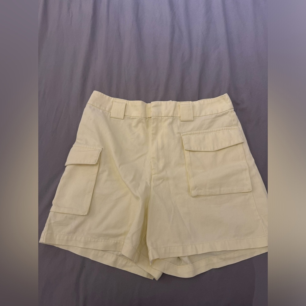 Aritzia TNA Cargo Shorts Butter Yellow 3" NWOT Size L — High Waist Cotton